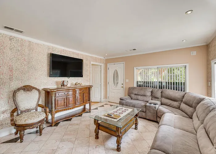 Burbank Home With Yard, Walk To Downtown Shops!