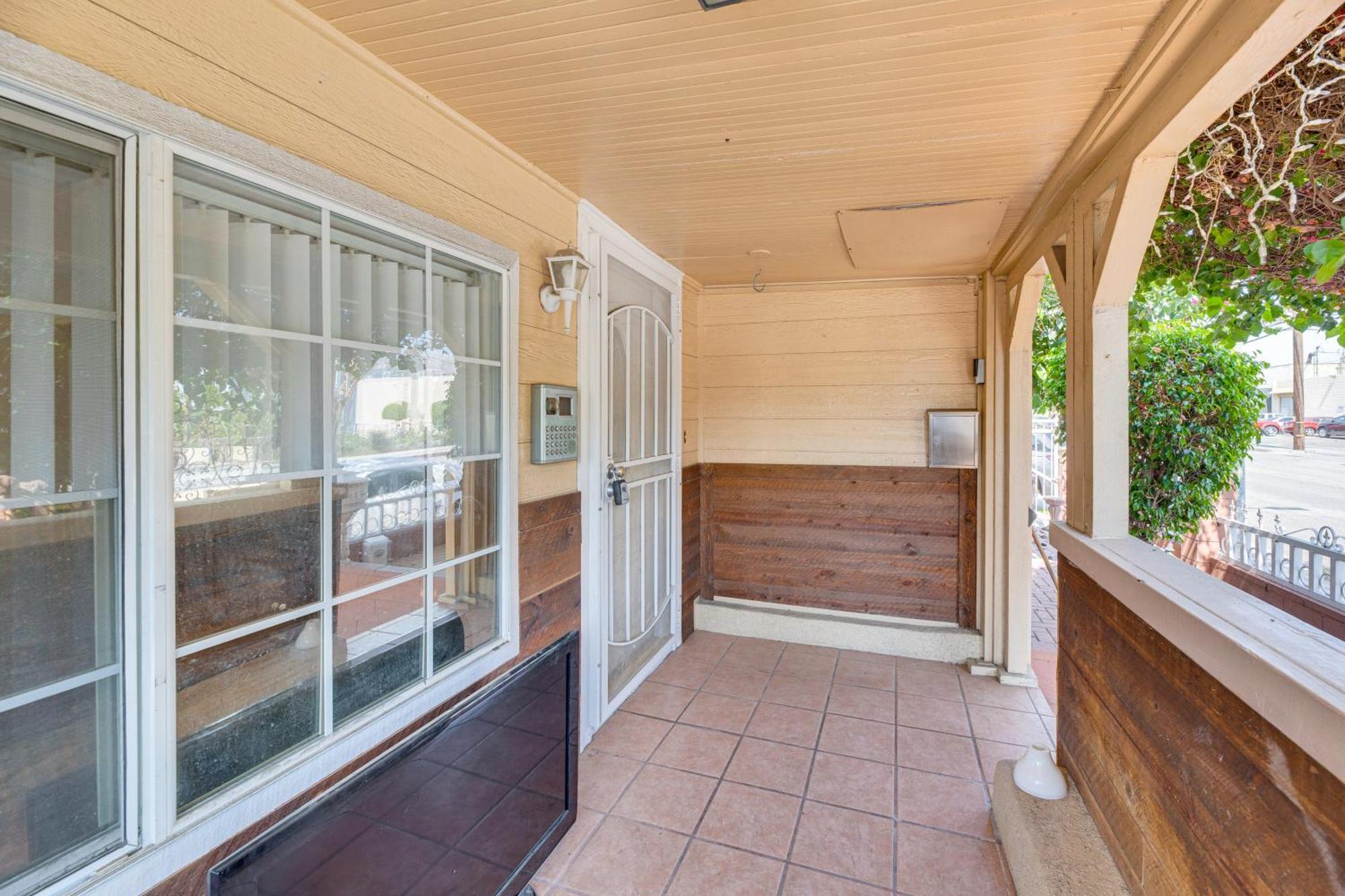 With Yard, Walk To Downtown Shops! Burbank