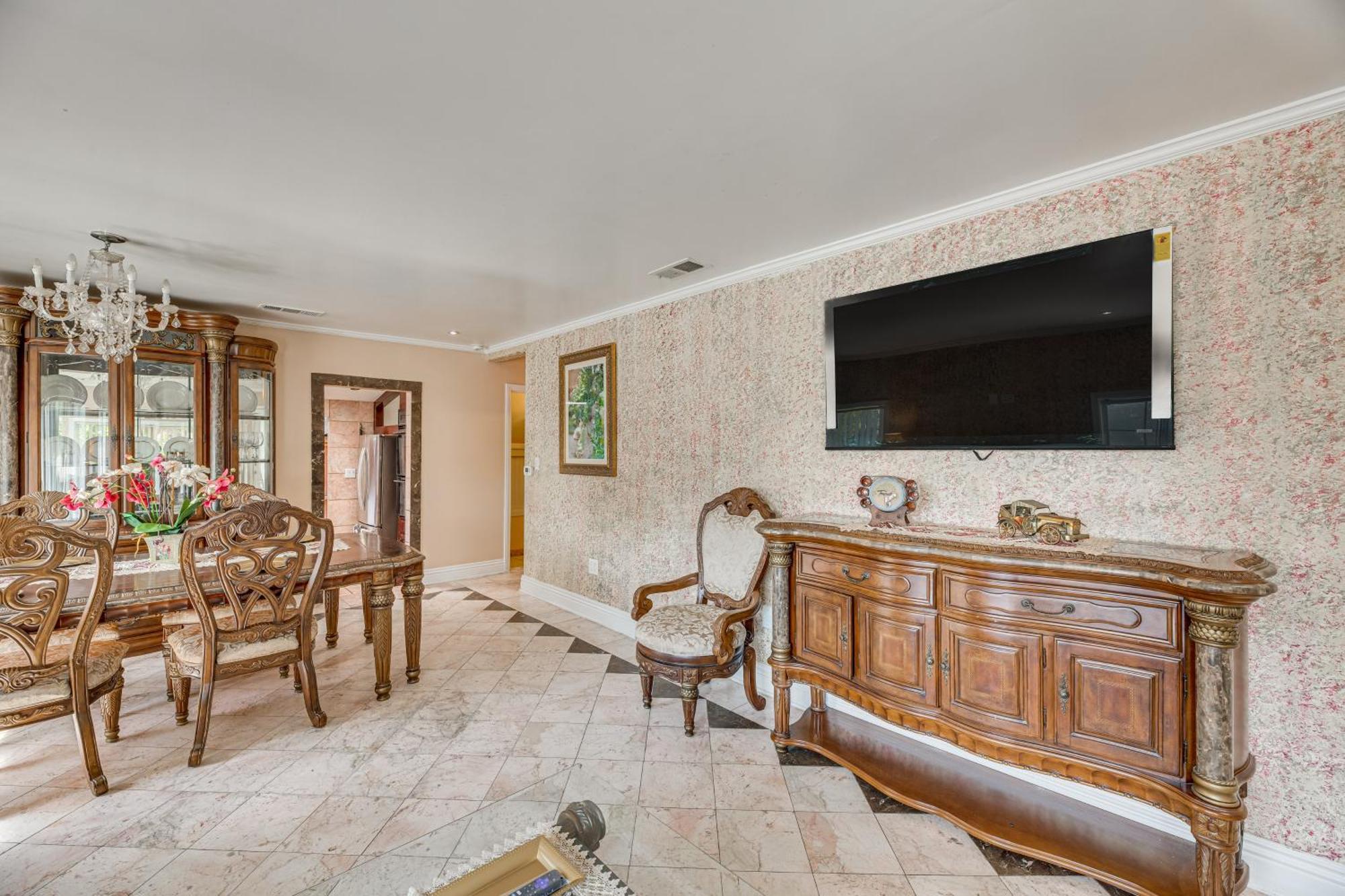 With Yard, Walk To Downtown Shops! Burbank