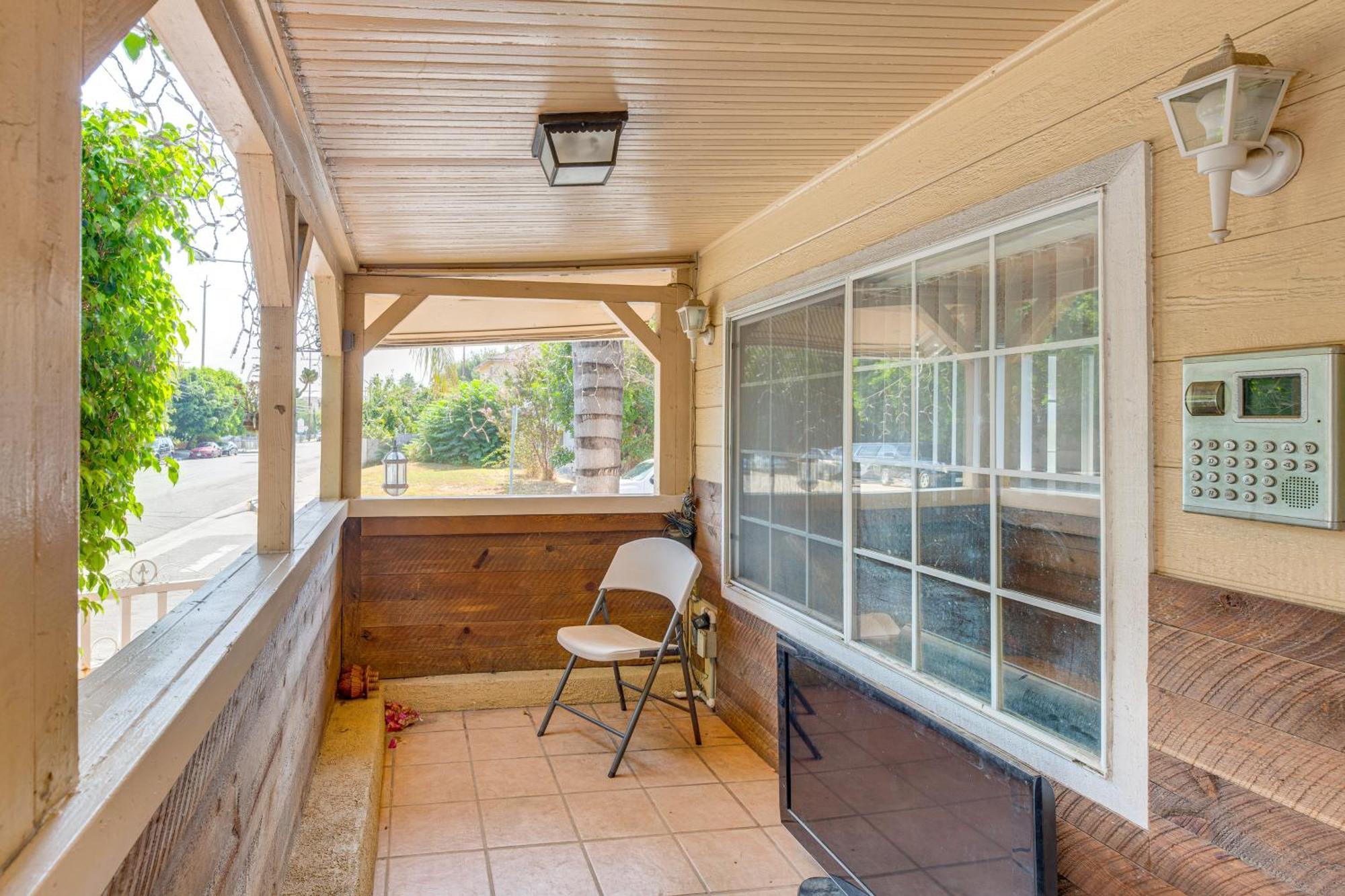 With Yard, Walk To Downtown Shops! Burbank