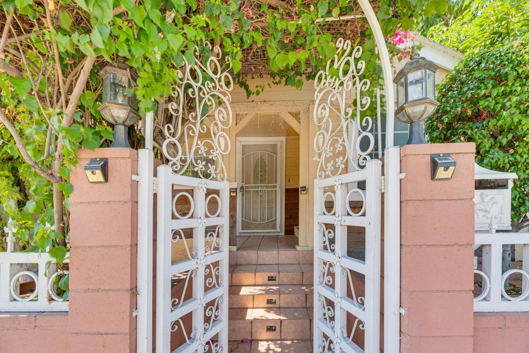 With Yard, Walk To Downtown Shops! * Burbank