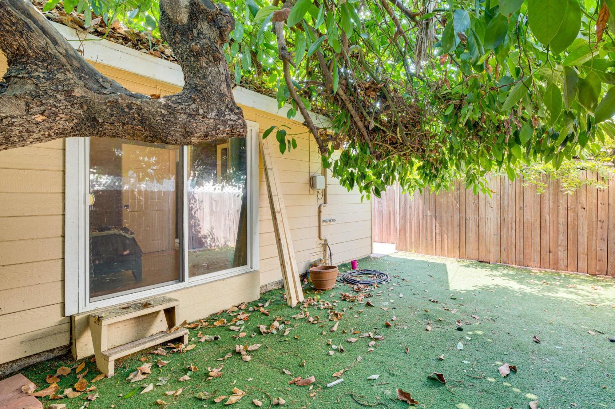 Holiday home With Yard, Walk To Downtown Shops! *