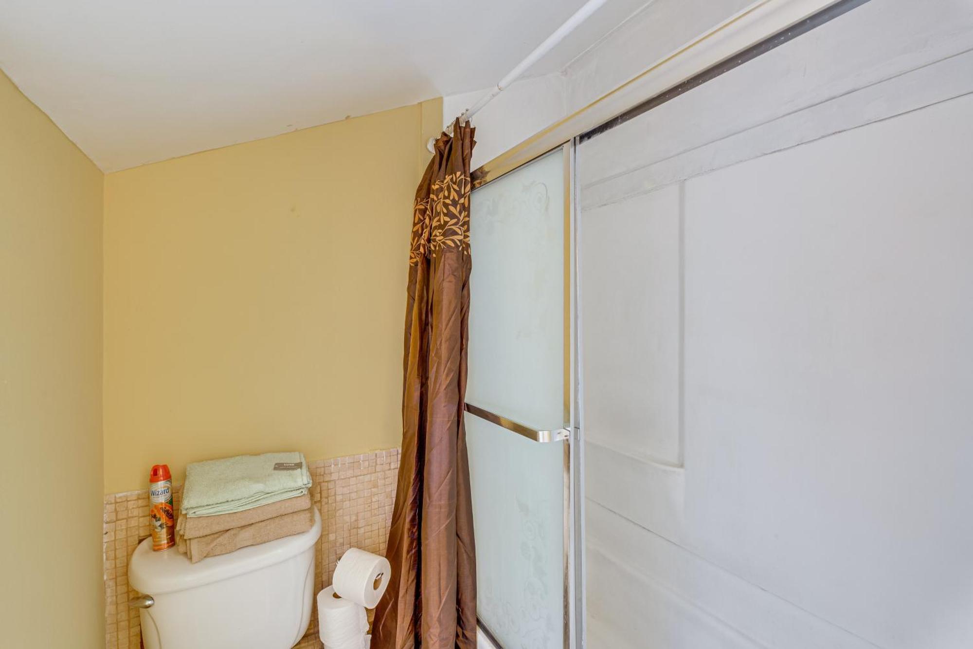 With Yard, Walk To Downtown Shops! Holiday home Burbank