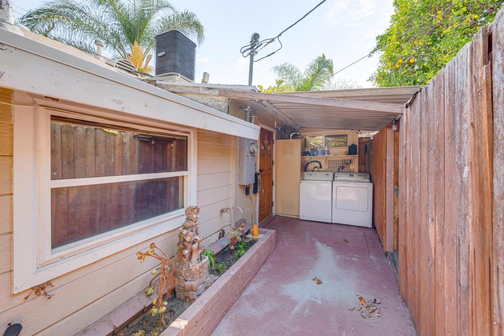With Yard, Walk To Downtown Shops! Burbank