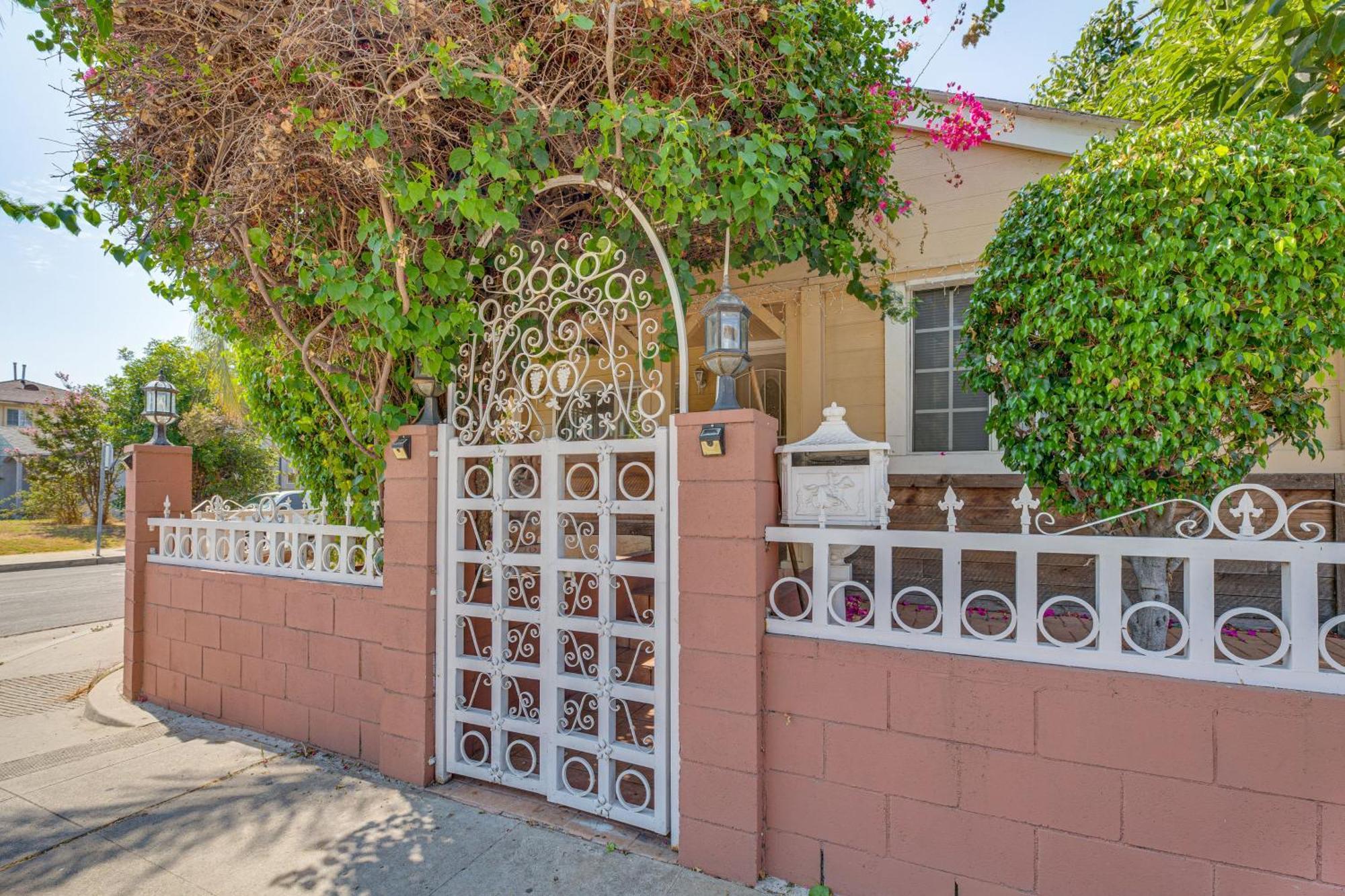 With Yard, Walk To Downtown Shops! Holiday home