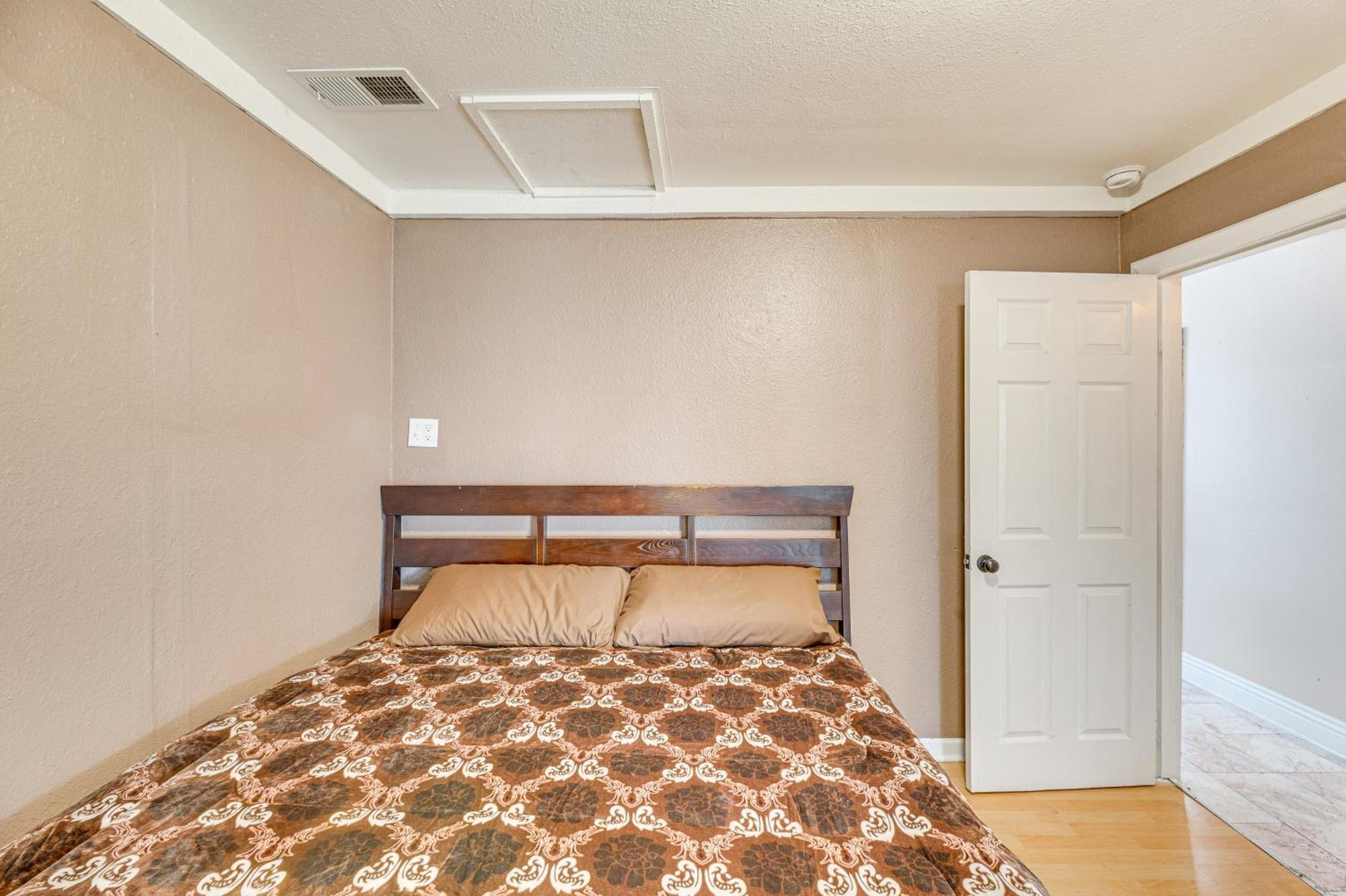 With Yard, Walk To Downtown Shops! Holiday home Burbank