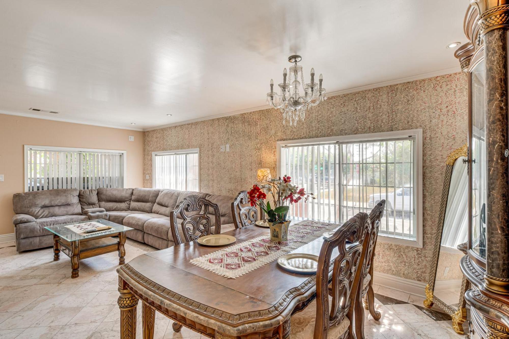 With Yard, Walk To Downtown Shops! * Burbank