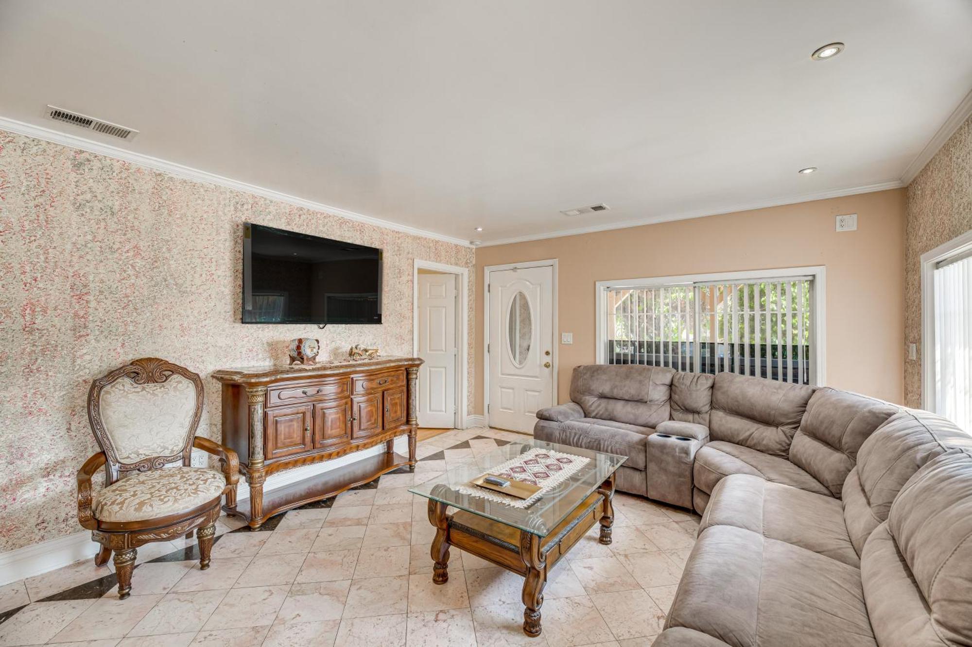 With Yard, Walk To Downtown Shops! Holiday home Burbank