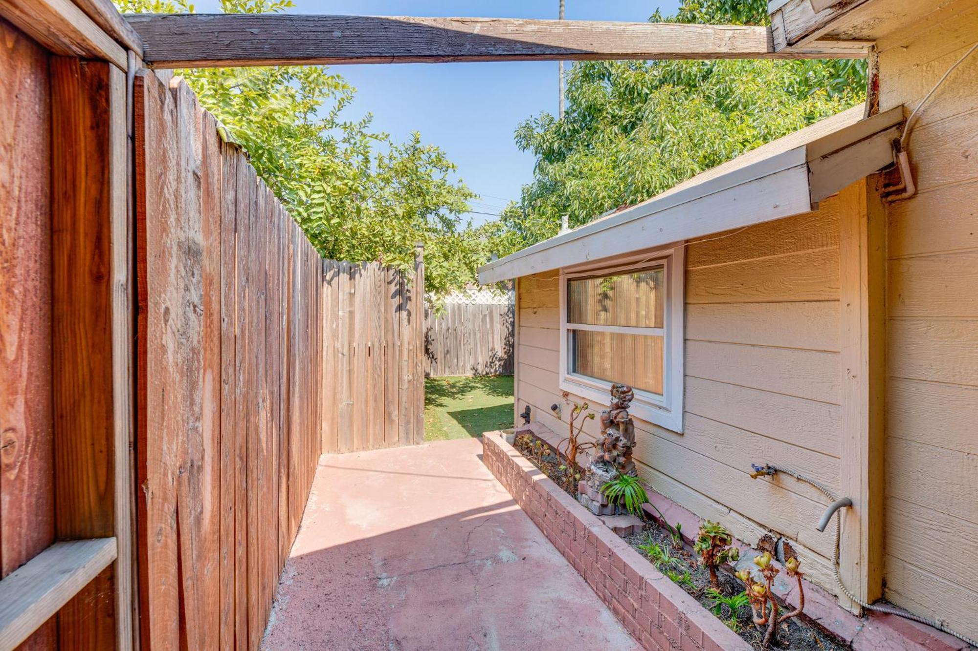 With Yard, Walk To Downtown Shops! * Burbank