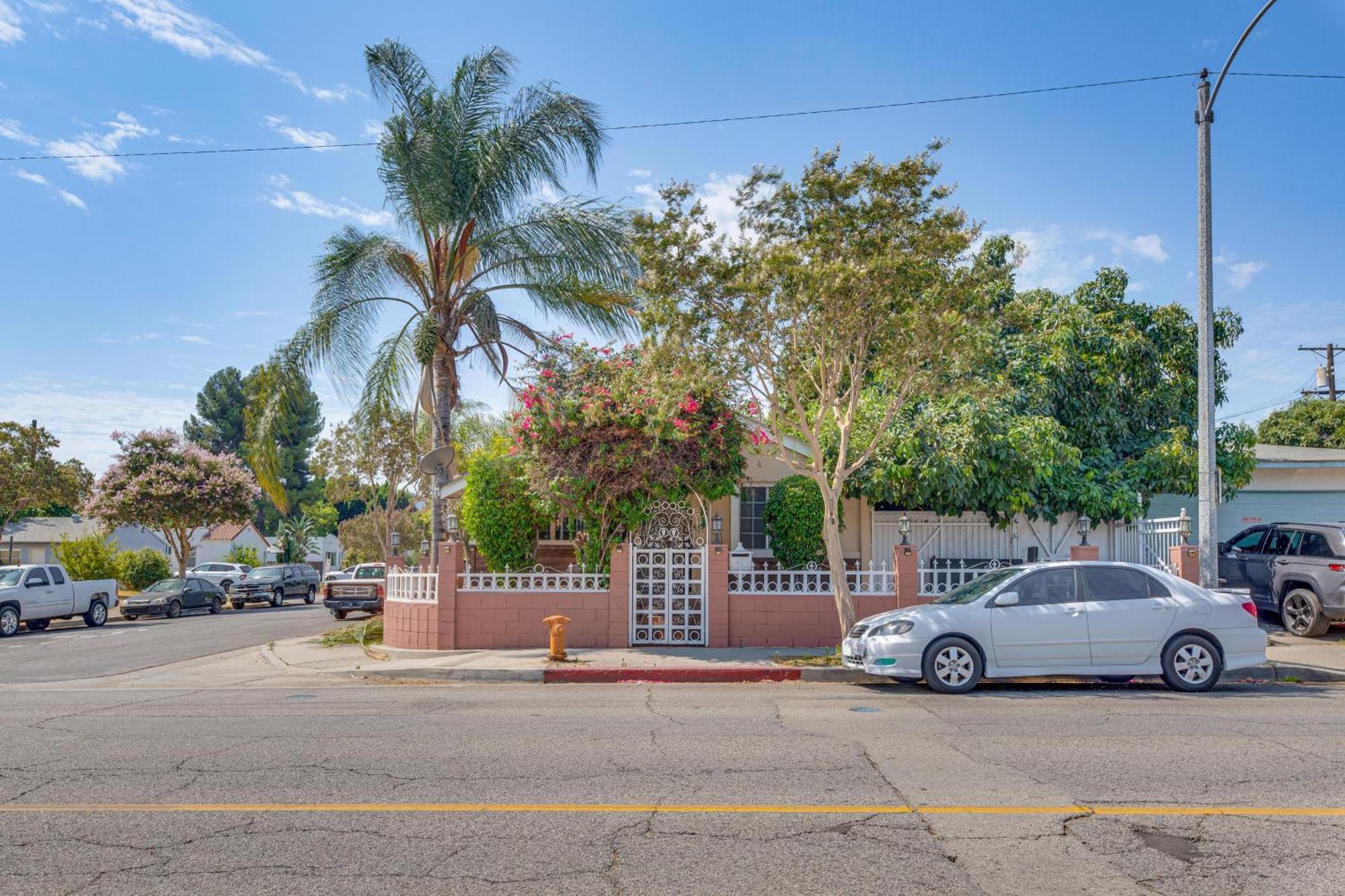 With Yard, Walk To Downtown Shops! Burbank